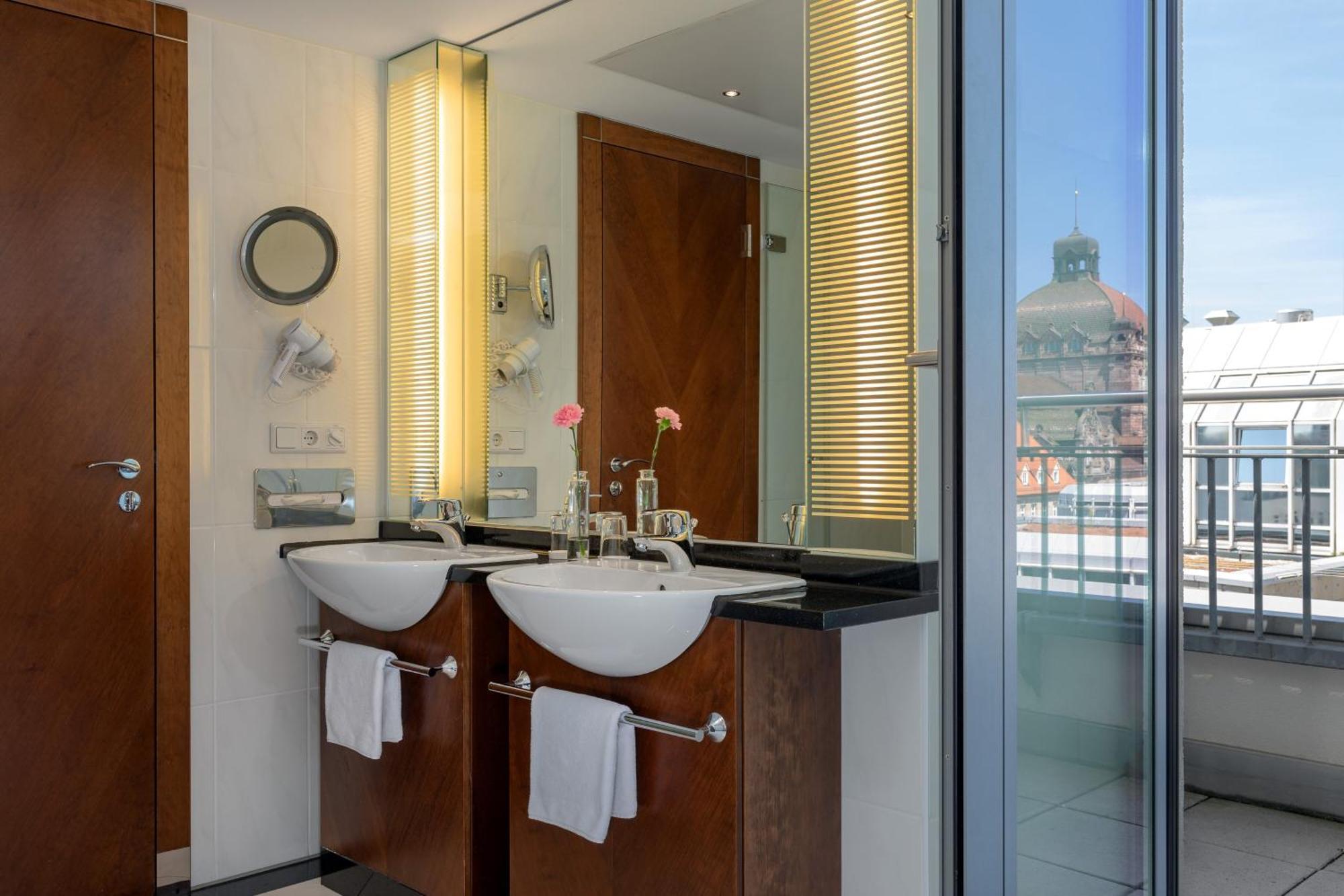 Sheraton Carlton Hotel 5*